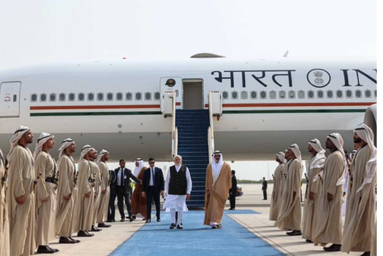 यूएई पहुंचे पीएम मोदी, संबंधों को प्रगाढ़ बनाने के लिए द्विपक्षीय वार्ता को उत्सुक यूएई पहुंचे पीएम मोदी, संबंधों को प्रगाढ़ बनाने के लिए द्विपक्षीय वार्ता को उत्सुक